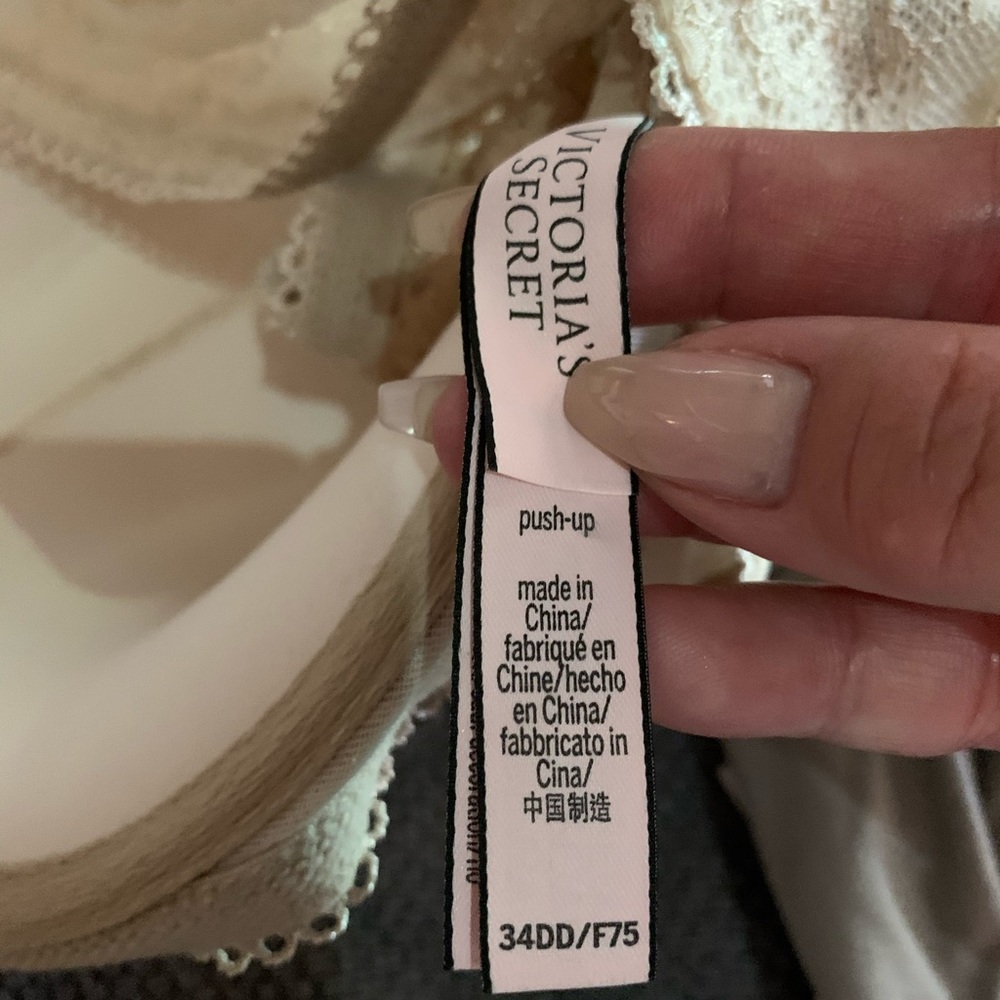 Victoria Secrets Bras - Picture 4 of 4
